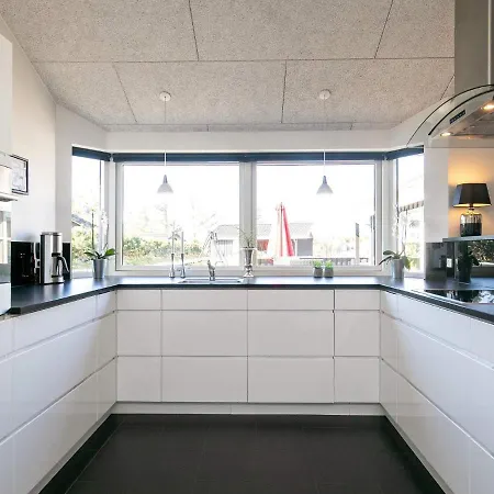 Three-bedroom Holiday In 51 *