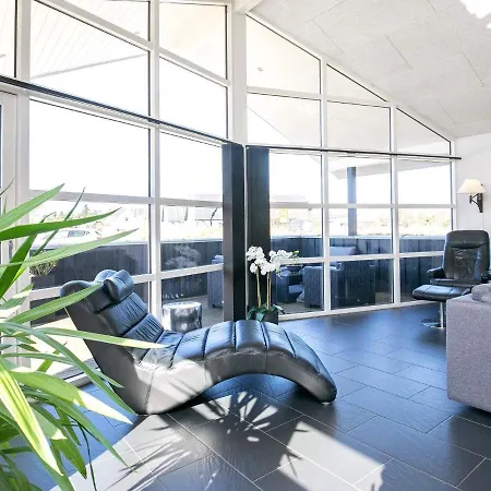 Three-bedroom Holiday In 51 *