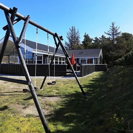 Three-bedroom Holiday In 51 *