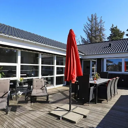 Three-bedroom Holiday In 51 * Blåvand