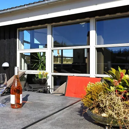Three-bedroom Holiday In 51